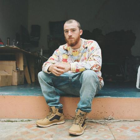 Angus Cloud con un estilismo informal