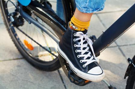 Hay que llevar un calzado adecuado para ir en bici y colocar bien el pie en el pedal