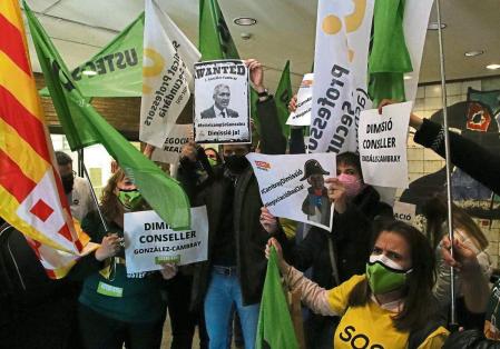 Els sindicats de mestres han ocupat el Departament d'Educació amb pancartes i cartells contra el conseller, Josep González-Cambray.