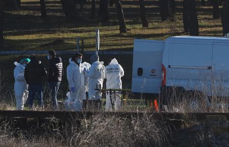 Efectivos de la policía científica de la Guardia Civil en el lugar de la carretera donde fue hallado el cuerpo de Esther López