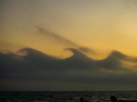 Nubes Kelvin-Helmholtz con forma de ola.