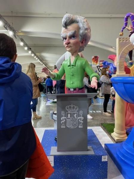 Fernando Simón protagoniza diversos 'ninots' falleros en la exposición de València
