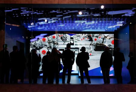 La gente visita el stand de Ericsson durante el Mobile World Congress (MWC) 2022 de la GSMA