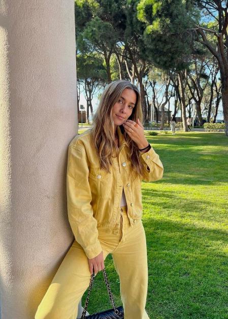 La 'influencer' se adelanta a la primavera con un 'total-look' en un apetecible amarillo.