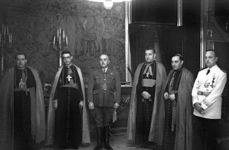 Franco (centro) recibe a varios obispos que han prestado juramento. El segundo por la izqda. es Enrique Tarancón. Madrid, 1946.