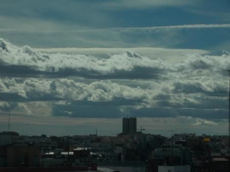 Cúmulo de nubes en Madrid.