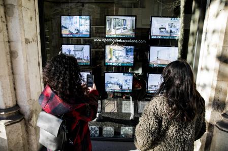 Dos personas consultan precios en una inmobiliaria