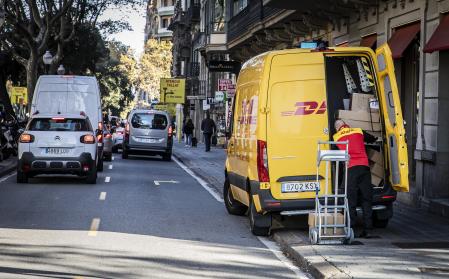 Una furgoneta durante un reparto en Barcelona