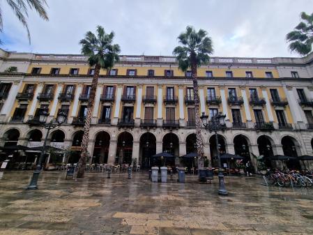 Edificios porticados que rodean la Plaza Real de Barcelona.
