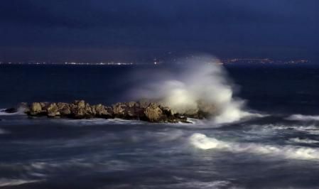 La ola impacta en la roca del Cargol.