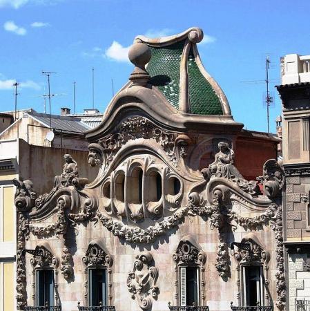Casa Comalat, fachada en piedra.