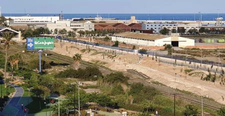 Una playa de vías sin uso desde hace décadas impide que Alicante concluya sus planes urbanísticos en la entrada sur de la ciudad.