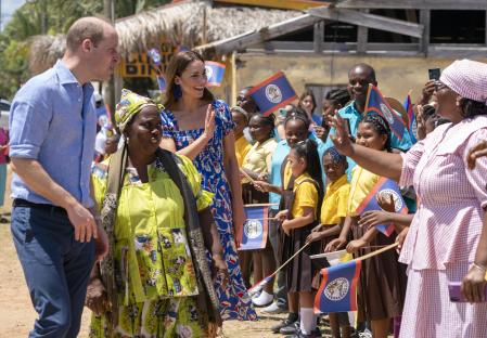 El príncipe Guillermo y Kate Middleton durante su gira por el Caribe.