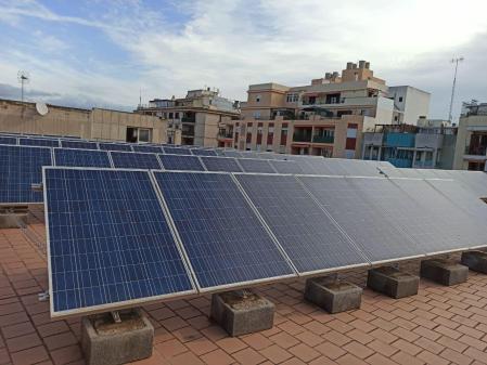 Placas fotovoltaicas en el tejado de un edificio