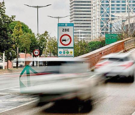 FOTO ALEX GARCIA ZBE. EL TSJC TUMBA EL DECRETO DE ZONA DE BAJAS EMISIONES PUESTO EN MARCHA POR EL AYUNTAMIENTO DE BARCELONA. EN LA FOTO CARTEL ALUSIVO EN RONDA LITORAL 2022/03/23