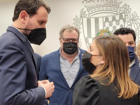 El alcalde, Rubén Guijarro, conversa con Nora San Sebastián frente a Manel Sorribas