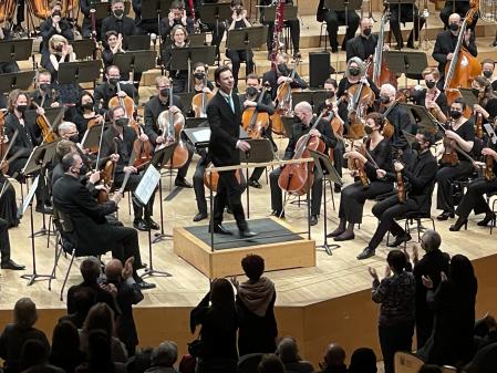 Teodor Currentzis saluda al público de Ibercamera en L'Auditori tras su concierto con la Orquesta SWR de Stuttgart