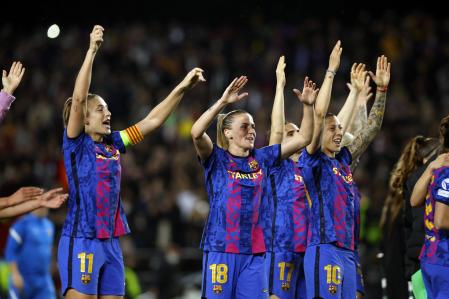 Las jugadoras del Barça celebraron su victoria contundente con un Camp Nou lleno hasta la bandera