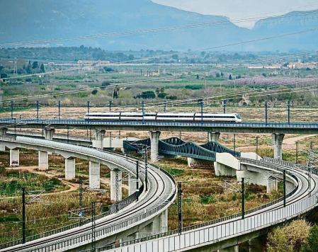 01042022 Intersección de las vías del corredor del Mediterráneo con las vías del ave a su paso por Puigdelfí y El Morell (Tarragona)￼