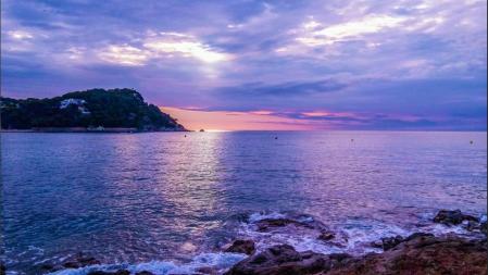 Amanecer sobre la playa de Fenals de Lloret de Mar.