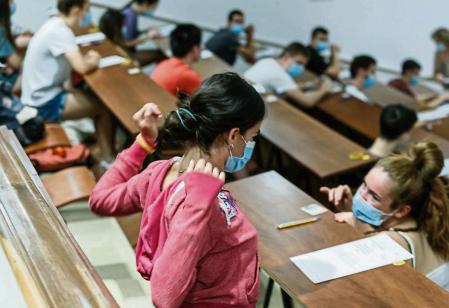 La selectividad del coronavirus se generaliza esta semana en toda España. Varios estudiantes se preparan para comenzar los exámenes de acceso a la Universidad (EBAU, Evaluación del Bachillerato para el Acceso a la Universidad) en el aula magna de la Facultad de Físicas de la Complutense en Madrid este lunes.