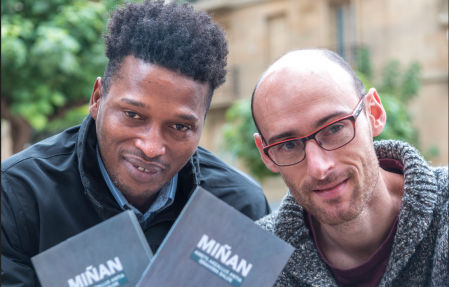 Ibrahima Balde y Amets Arzallus, protagonistas de ‘Miñan’ (‘Hermanito’), la obra recomendada por el Papa.