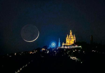 La luna nueva de abril en el Tibidabo.