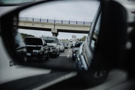 Para evitar atascos conviene salir fuera de los horarios más conflictivos y seguir rutas alternativas&nbsp;