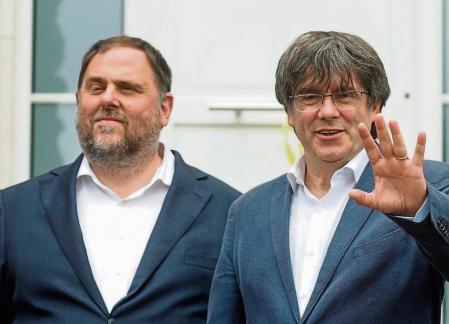 BELGIUM CATALAN SEPARATIST IN WATERLOO:Brussels (Belgium), 07/07/2021.- Free Catalan separatist leaders Oriol Junqueras (L) is welcomed by Former Catalan leader Carles Puigdemont ahead of a meeting at Casa de la Republica Catalana in Waterloo, Belgium, 07 July 2021. (Bélgica) EFE/EPA/STEPHANIE LECOCQ