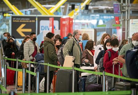 MADRID, 08/04/2022.- Colas formadas en la terminal 4 del aeropuerto de Adolfo Suárez- Madrid Barajas, con motivo de la operación salida de Semana Santa, este viernes. EFE/ Fernando Villar