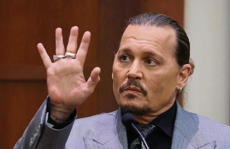Fairfax (United States), 20/04/2022.- Actor Johnny Depp displays the middle finger of his hand, injured while he and his ex-wife Amber Heard were in Australia in 2015, as he testifies during his defamation trial against Heard at the Fairfax County Circuit Courthouse in Fairfax, Virginia, USA, 20 April 2022. Johnny Depp's 50 million US dollars defamation lawsuit against Amber Heard that started on 10 April is expected to last five or six weeks. (Estados Unidos) EFE/EPA/EVELYN HOCKSTEIN / POOL