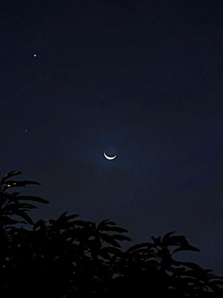 Alineación de planetas con la luna menguante vista desde Ecuador.