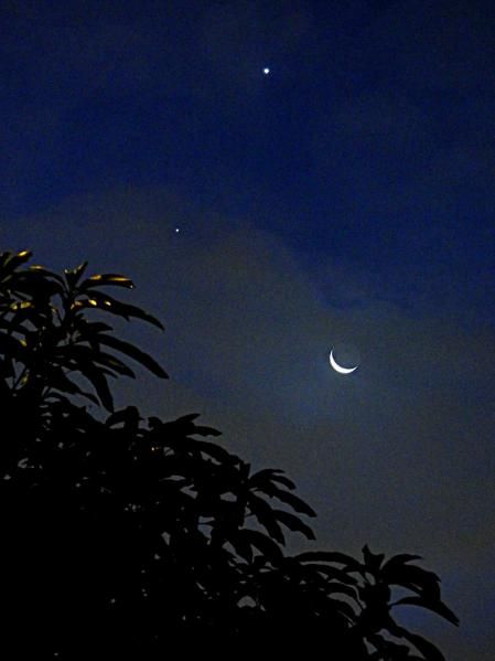 Alineación de planetas con la luna menguante vista desde Ecuador.