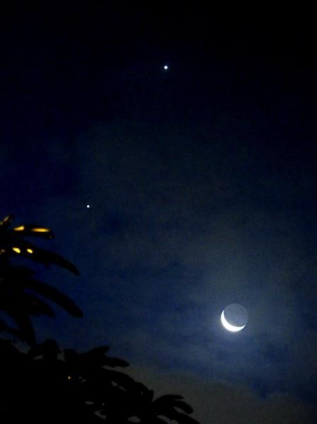 Alineación de planetas con la luna menguante vista desde Ecuador.