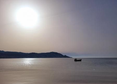 Amanecer con calima en Roses.