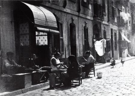 Imagen cotidiana de época de la vida en la Barceloneta.