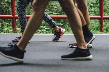 Zapatillas, el mejor calzado para andar largas distancias por asfalto.