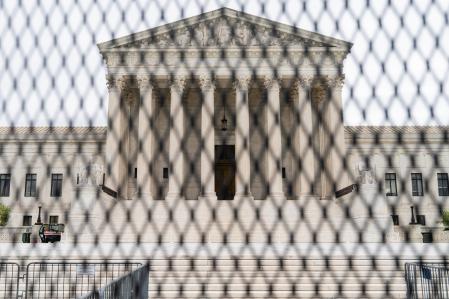 Imagen del Tribunal Supremo de Estados Unidos, en Washington, tras la filtración del borrador que prevé suprimir el derecho al aborto