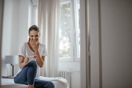 Una mujer feliz tras dar positivo