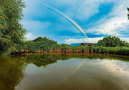 Arco iris reflejado en la laguna.