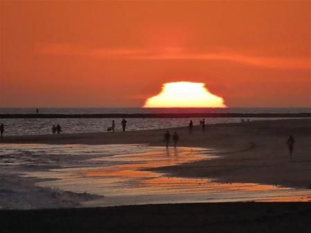 Sol deformado al atardecer en la Playa del Puntalillo.