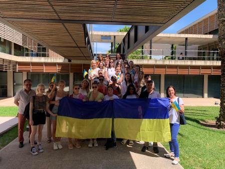 Las universitarias llegadas de Ucrania posan en el campus de la Universidad de Alicante.