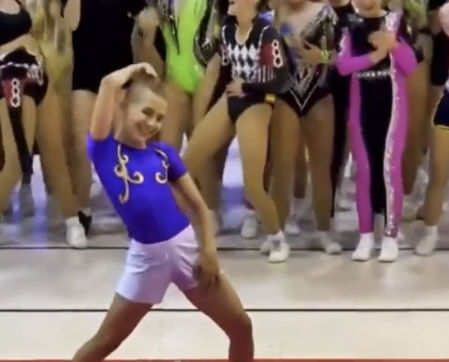 Edu durante su actuación imitando el baile de Chanel en ’SloMo’