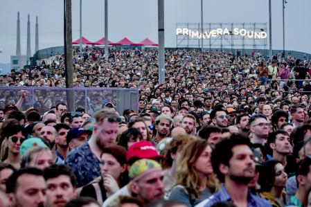 Una multitud de personas a la llegada de la primera jornada del Primavera Sound 2022