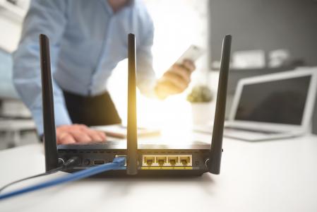 Un hombre revisa el router inalámbrico