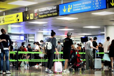 Largas colas este miércoles en el aeropuerto de El Prat