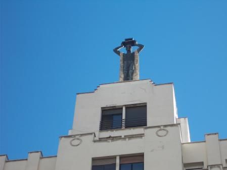 Escultura de Victorio Macho sobre un edificio situado en la Gran Via de Madrid.
