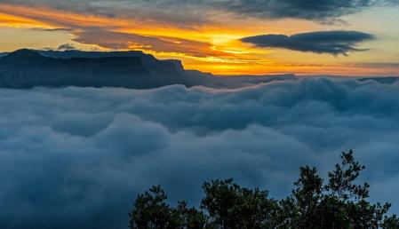 Mar de niebla al amanecer en Tavèrnoles.