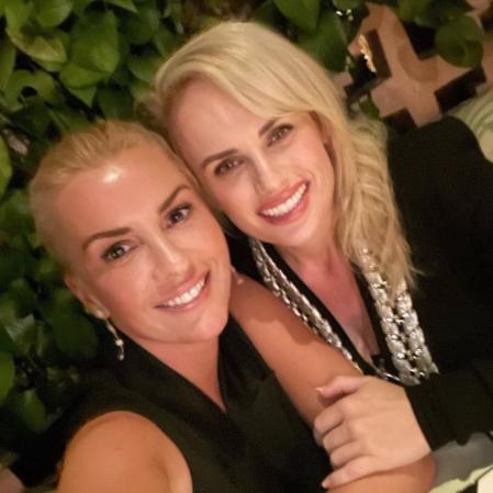 Rebel Wilson presenta a su novia Ramona Agruma