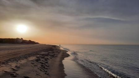 Amanecer con calima en la playa de Gavà.